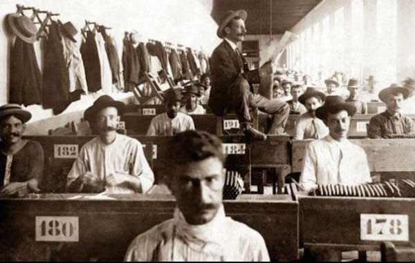 Vabrikutööliste innustamiseks oli neile palgatud innustuskõne pidaja.